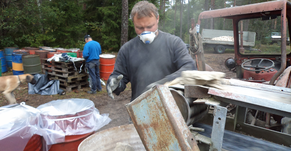 Pack-stenen packas i tomma olje-fat som försluts med plast för lagring.