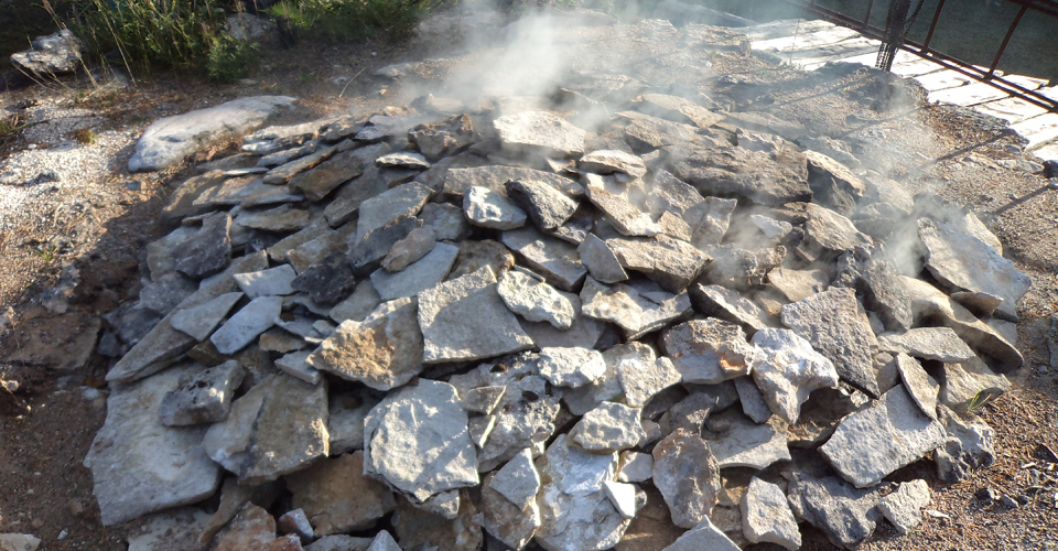 De första timmarna eldas ugnen försiktigt för att driva ut fukt ur sten och ugn, sedan eldas det intensivt.